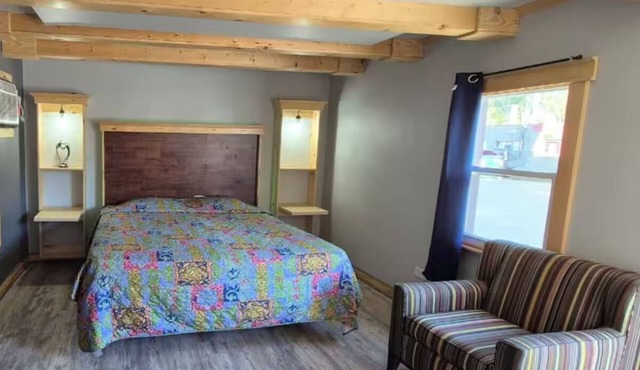 Affordable Room Perfect for Short Layovers w/Free Parking & Easy Highway Access