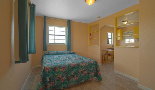 Affordable Room Near Aquarium – Pets Allowed + Free Parking