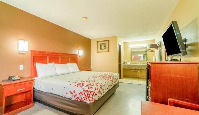 Affordable Room w/Bathtub + Great Location for Leisure
