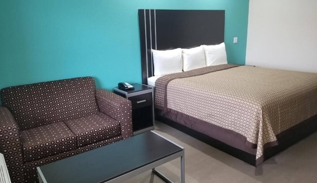 Affordable Room w/Complimentary Breakfast, Microwave, and Full-Size Fridge