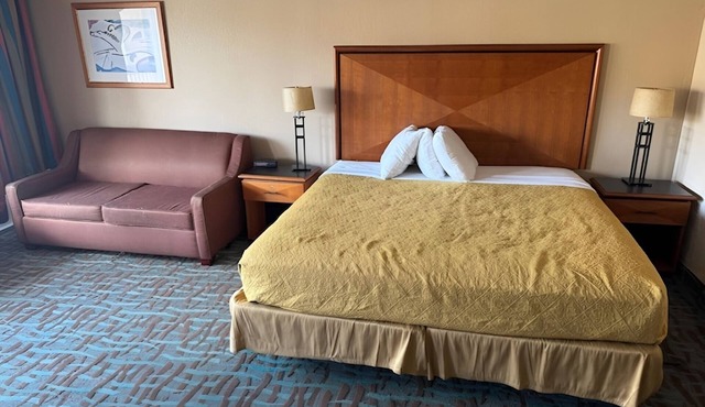 Affordable Room w/Free Parking & Breakfast – Quick Access to I-40 Harriman