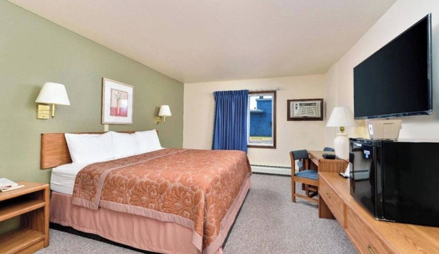 Affordable Room w/Private Bathroom & Complimentary Breakfast – Pet Friendly