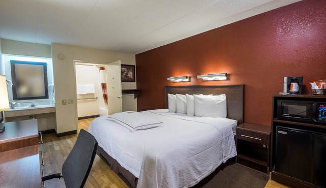 Affordable Stay | 1 King Bed | Near Downtown Statesville