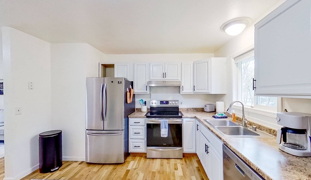 Affordable stay across from trails with mtn views & full kitchen - dog-friendly