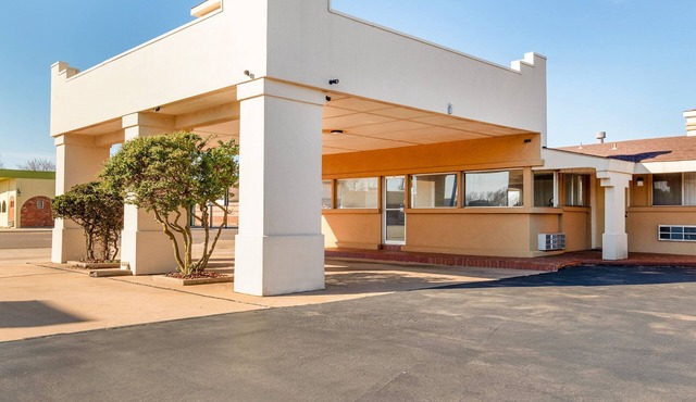 Affordable Stay! FREE Parking, Close to Ackley Park and National Route 66 Museum
