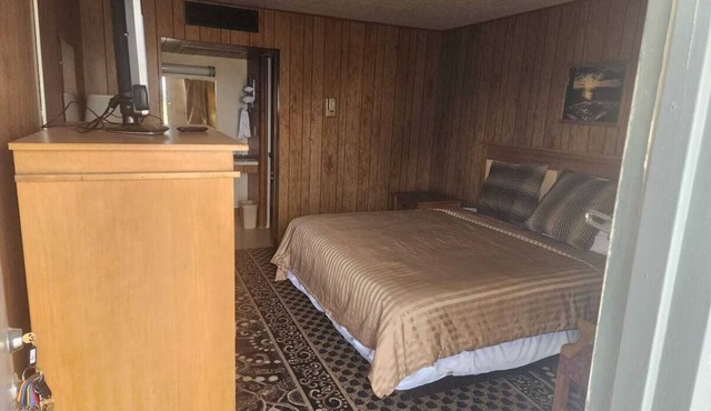 Affordable Stay in Quinter with King Bed Perfect for Road Trip Enthusiasts