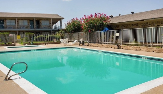 Affordable Stay Just 1 Mile from Caldwell Zoo in Tyler