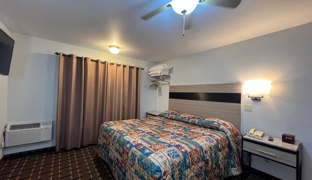 Affordable Stay w/Free Parking - Wildwood Golf Course - 3.3 miles away