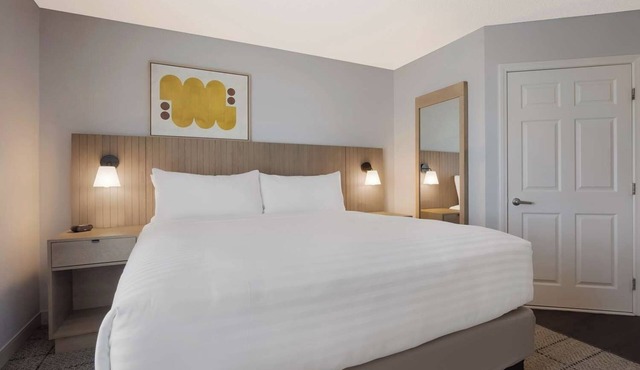 Affordable Stay with Full Kitchen, Private Parking, Pets are Welcome!