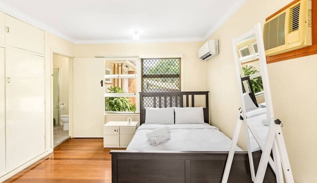 Affordable Studio – Steps from UQ/Shops/Transit