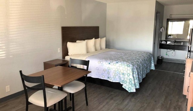 Affordable Studio w/Kitchenette Near The Alamo – Ideal for Explorers w/Parking