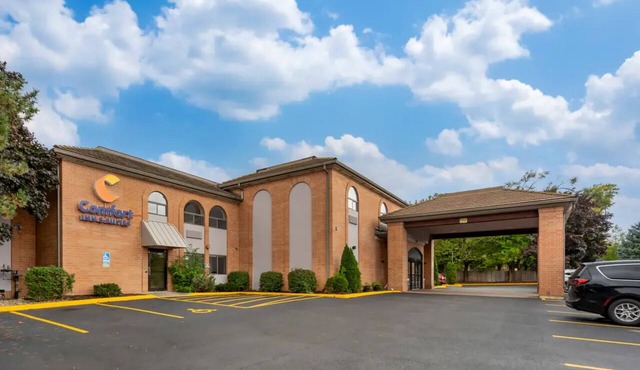 Affordable Suburban Stay with Complimentary Breakfast Near Area Shopping