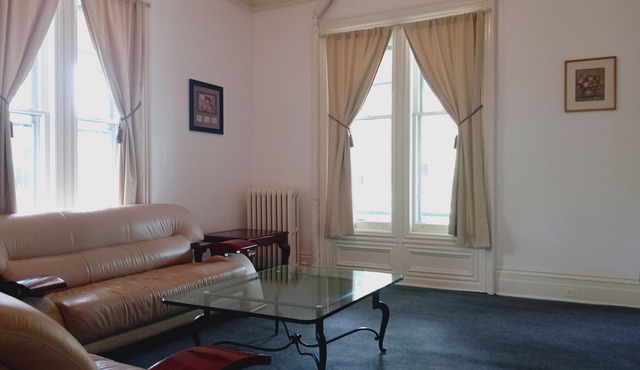 AFFORDABLE SUITE IN MINI MANION NEAR PUBLIC TRANSPORTATION AND SHOPPING DISTRIC