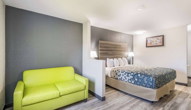 Affordable Suite Perfect for Romantic Couple Getaway Near Downtown