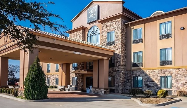 Affordable Units Near Attractions! Pool, Parking, Breakfast, Free Wifi