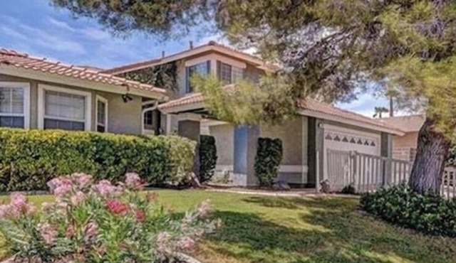 Affordable VILLA ROSA with private pool, 18mins driving to Las Vegas BLVD