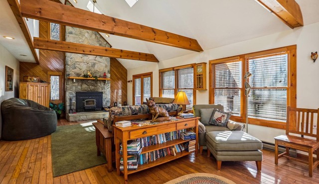 Affordably priced and amazingly nice mountain cottage offers peace and quiet.