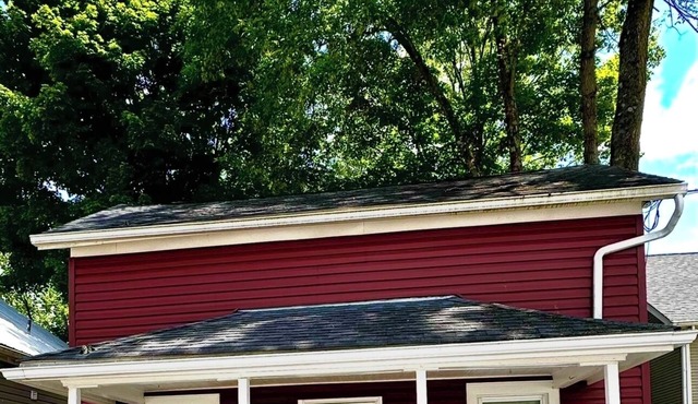 AFORDABLE & CHARMING HOME - Enjoy Urban Life & Nature! Hike, Bike, Shop & Dine!n