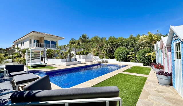 Afortunada - air-conditioning in all bedrooms, resort style gardens&pool