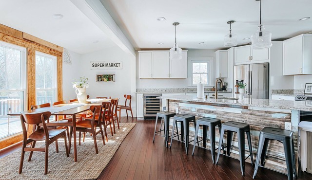 Afton Farmhouse: Central to Wineries/Dog Friendly