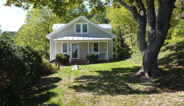 Afton Station Cottage -Beautifully Renovated Blue Ridge Scenic Historic Setting