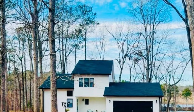 Agam’s Oasis: Your Lakeside Serene GetawaynnCome relax in a slice of paradise.