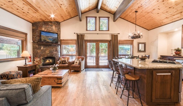 Agatam by Tahoe Getaways - Hot Tub, Close to Lake, Dogs OK