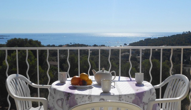 AGAY, Cap Esterel: magnificent sea view, south-facing terrace, pool access, parking