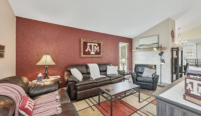 Aggie Fan Cave - Minutes to Kyle Field+BigBackyard