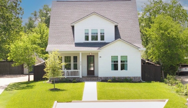Aggie Park, new, custom 4 Bed 4.5 Ba, 8 min park lined walk to Kyle Field