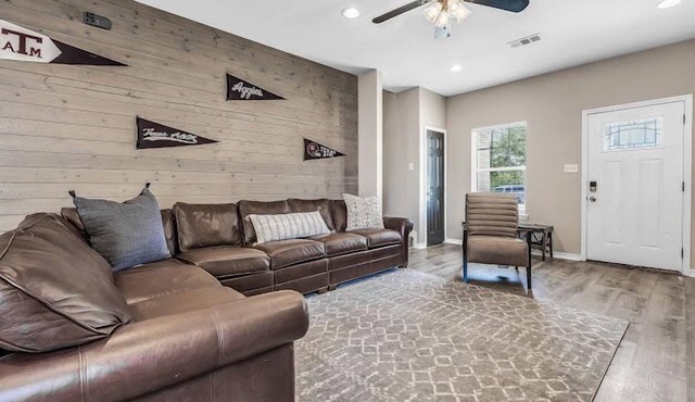 Aggieland 5 bedroom house steps from TAMU campus and Kyle Field.