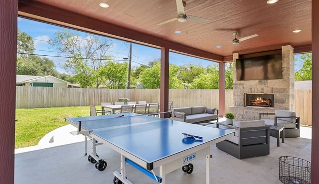 Aggieland Crossing ~ Huge Gameday Backyard!