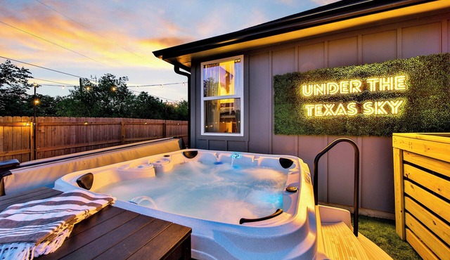 Aggieland Retreat – Hot Tub Fire Pit Mini Golf