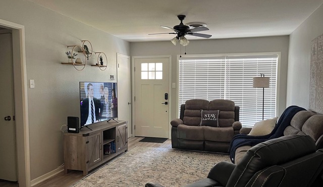 Aggieland retreat. Remodeled mid-century house in Bryan-10 min. from A&M!