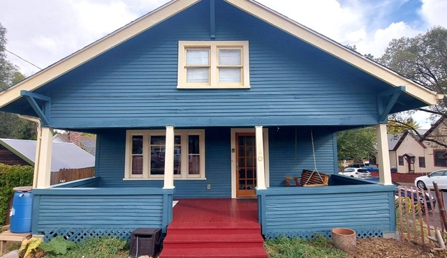 Agnes' House: Historic Downtown Cottage