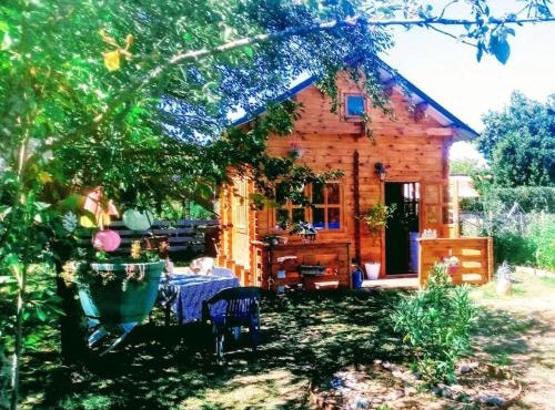Agréable chalet en bois et son extérieur