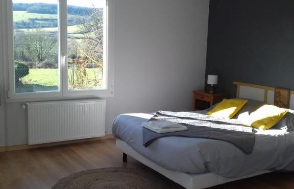 Agréable chambre meublée, vue sur la vallée de l'Auxois