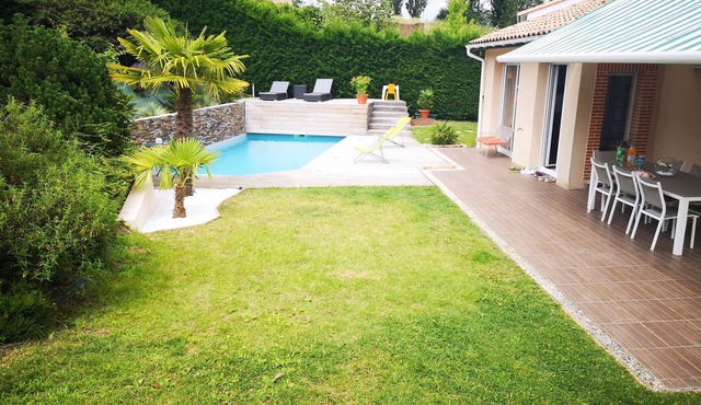 Agréable Maison Avec Piscine Chauffée et Jardin, Idéale Pour les Familles