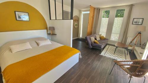 Agréable petit gîte avec jardinet et piscine