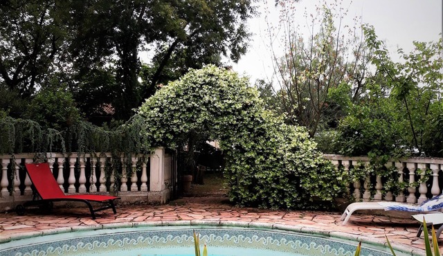 Agréable Studio Dans Jardin Paysager Avec Piscine et Grande Cuisine D'été