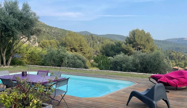 Agréable Villa Située au Pied du Parc Régional de la Sainte Baume