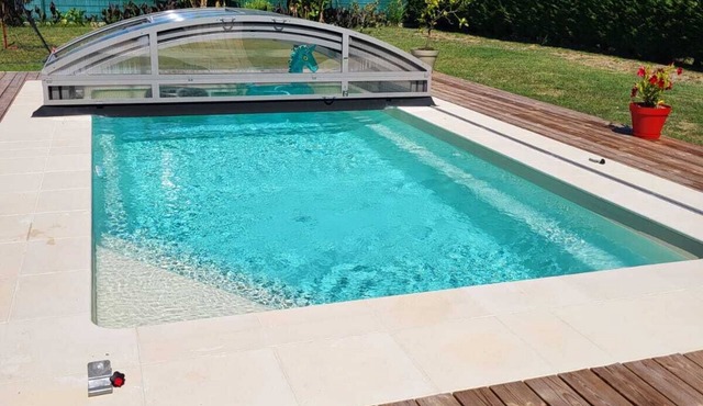 Agréable Maison Familial Avec Piscine Sécurisée par un Dôme
