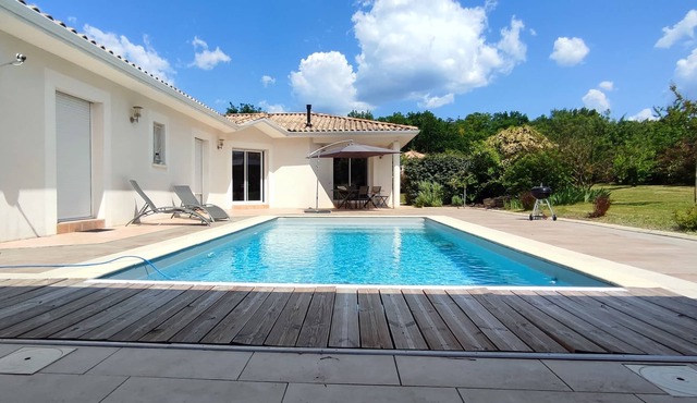 Agréable Villa Avec Piscine à la Lisière de la Forêt