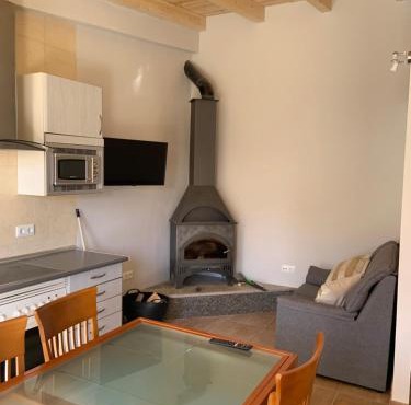Agradable casa con chimenea y patio totalmente privado