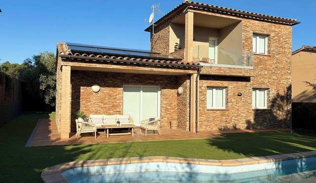 Agradable Casa en Pals con Piscina