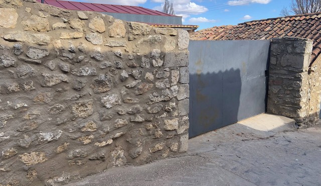 AGRADABLE CASA CON CHIMENEA Y PATIO PRIVADO.