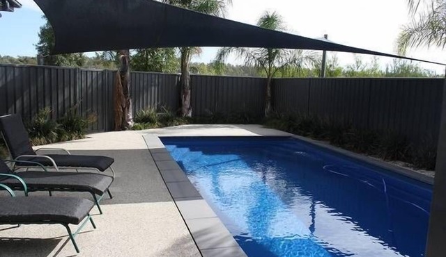 "AGRESTIC" Luxury Entertainer, Shaded Pool*, BBall, Sleeps 15 + on 1 acre