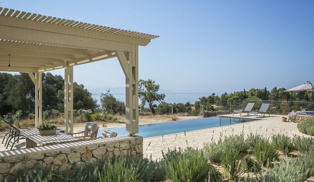 Agriasparengia : Stunning Villa with Pool ,sea/mountain view, 5 rooms/bathrooms