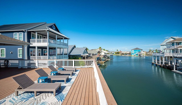 Agua Vista Waterfront Home 💥Hot Tub💥Sun Deck-Fish off Patio🎣Kayaks provided🛶