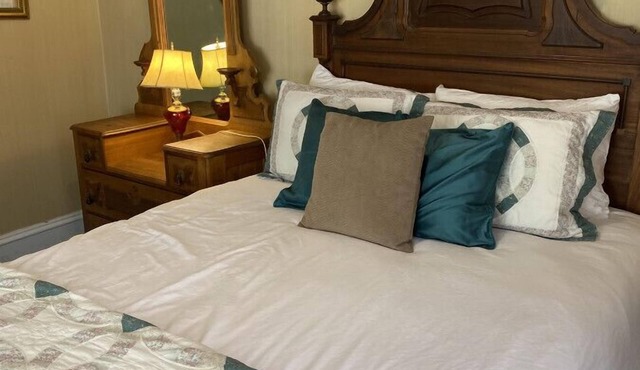 AH #7 · AH #7 Queen Mayo Suite w/Fridge/Micro/Shower/Tub